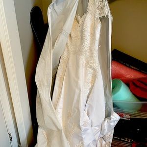 Oleg Cassini, size 14 Wedding dress